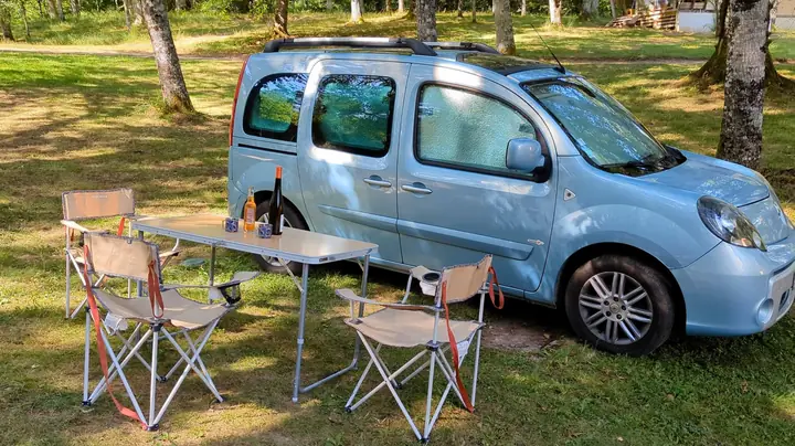 Kangoo aménagé au camping, isolants posés sur les vitres