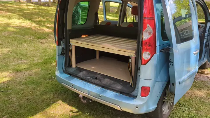 Lit plié dans le coffre du Kangoo
