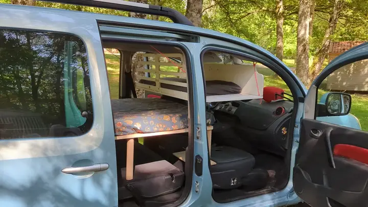 Vue latérale du Kangoo avec les deux lits installés
