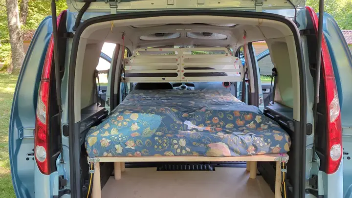 Lit 2 adultes monté avec son matelas, vu depuis le hayon
